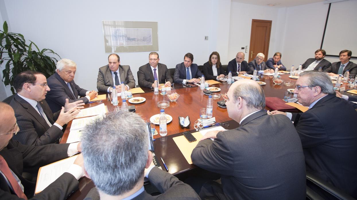 Reunión del consejo de administración de Garántia en una foto de archivo