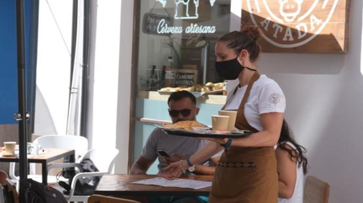 Una camarera durante su jornada laboral