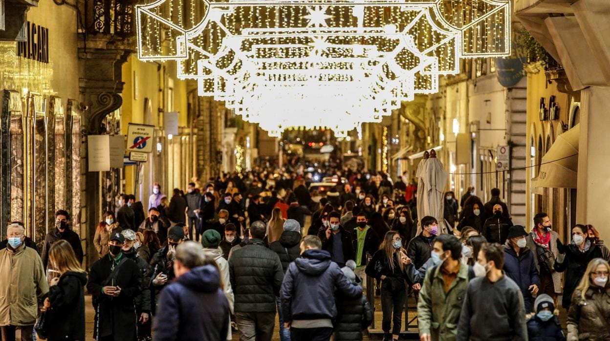 Imagen del centro del Roma , con la iluminación navideña
