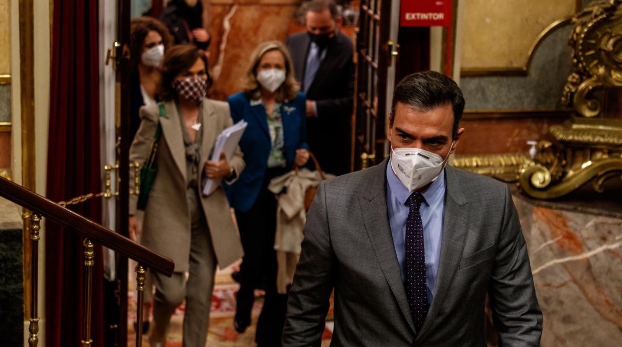 Pedro Sánchez, seguido de Nadia Calviño, Carmen Calvo y María Jesús Montero