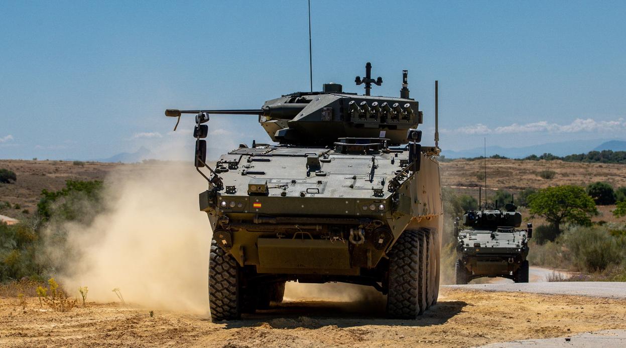 Dos prototipos de vehículos de combate de ruedas VCR 8x8 Dragón en su recorrido por la pista de pruebas de Santa Bárbara Sistemas en Alcalá de Guadaira