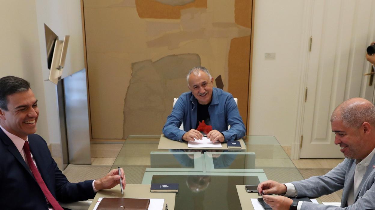 Pedro Sánchez (i) conversa con los secretarios generales de UGT, Pepe Álvarez (c), y de CC.OO., Unai Sordo (d)