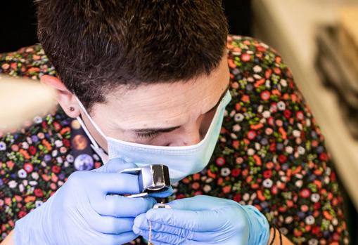 Análisis de joyas en la Fundación MonteMadrid
