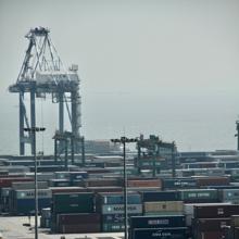 Imagen del Puerto de Cantón (Guangzhou). El aumento de las exportaciones de China en plena pandemia ha provocado una escasez de contenedores en sus puertos