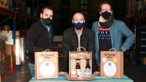 De izquierda a derecha, parte del equipo de escerveza.com: Unai López, director de producto; Ladis Jr. Fernández, responsable de logística, y Hugo Fernandez, responsable de marketing