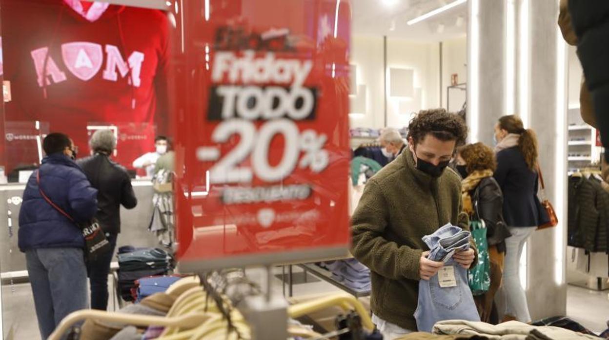 Las ventas de equipos para personas (ropa, calzado) presentaron un retroceso del 31,8% en noviembre