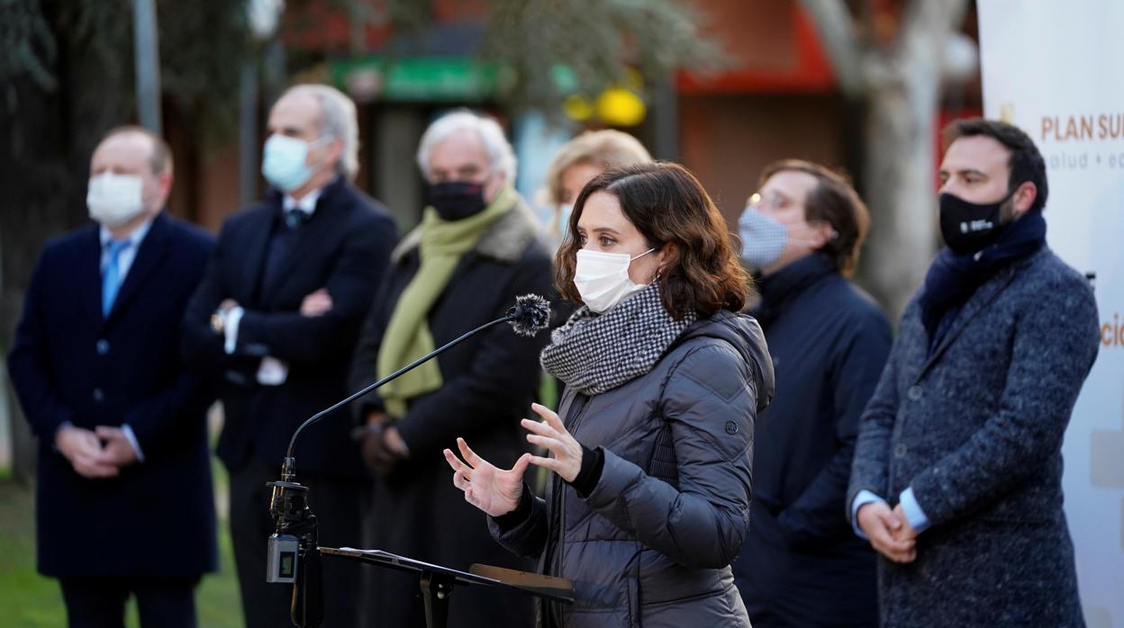 La presidenta de la comunidad de Madrid, Isabel Díaz Ayuso, toma la palabra durante su visita en Mercamadrid