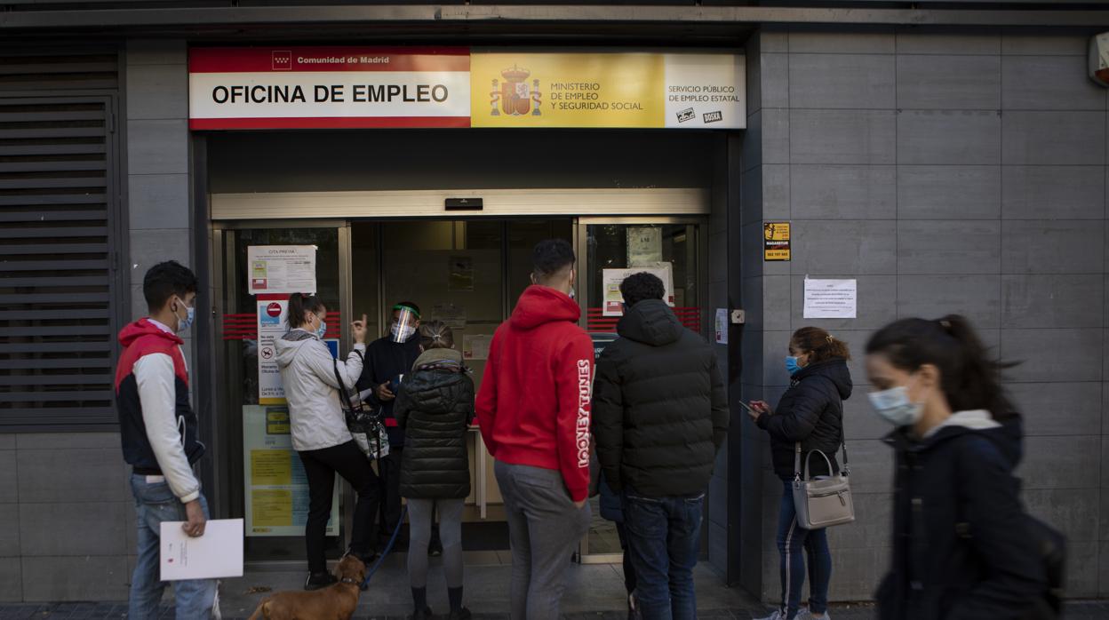 Entrada a una oficina pública de Empleo