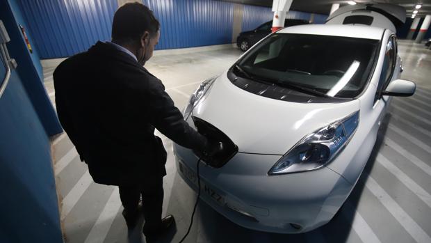 Los coches eléctricos aceleran en Andalucía en medio del parón del sector