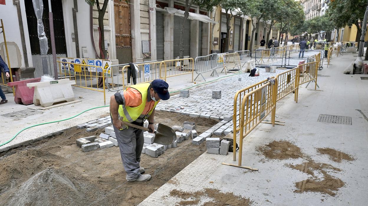 Un trabajador de la construcción en una obra de Sevilla