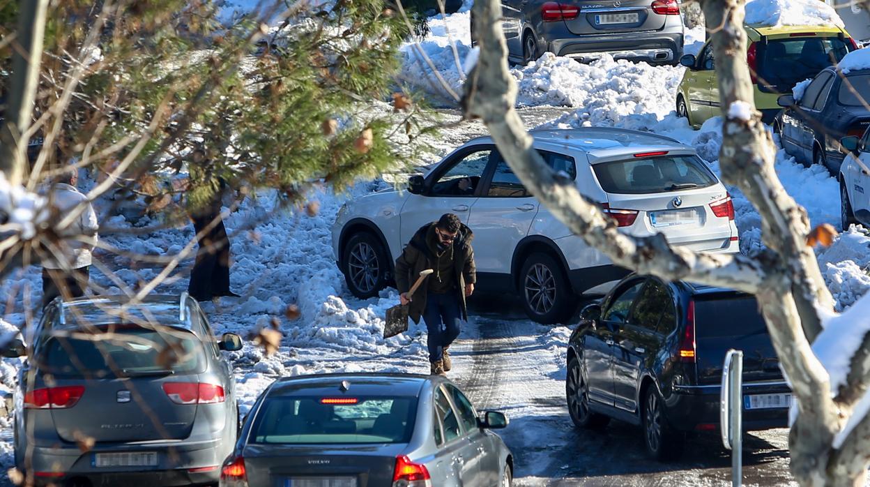 Varios coches en Madrid tras la nevada