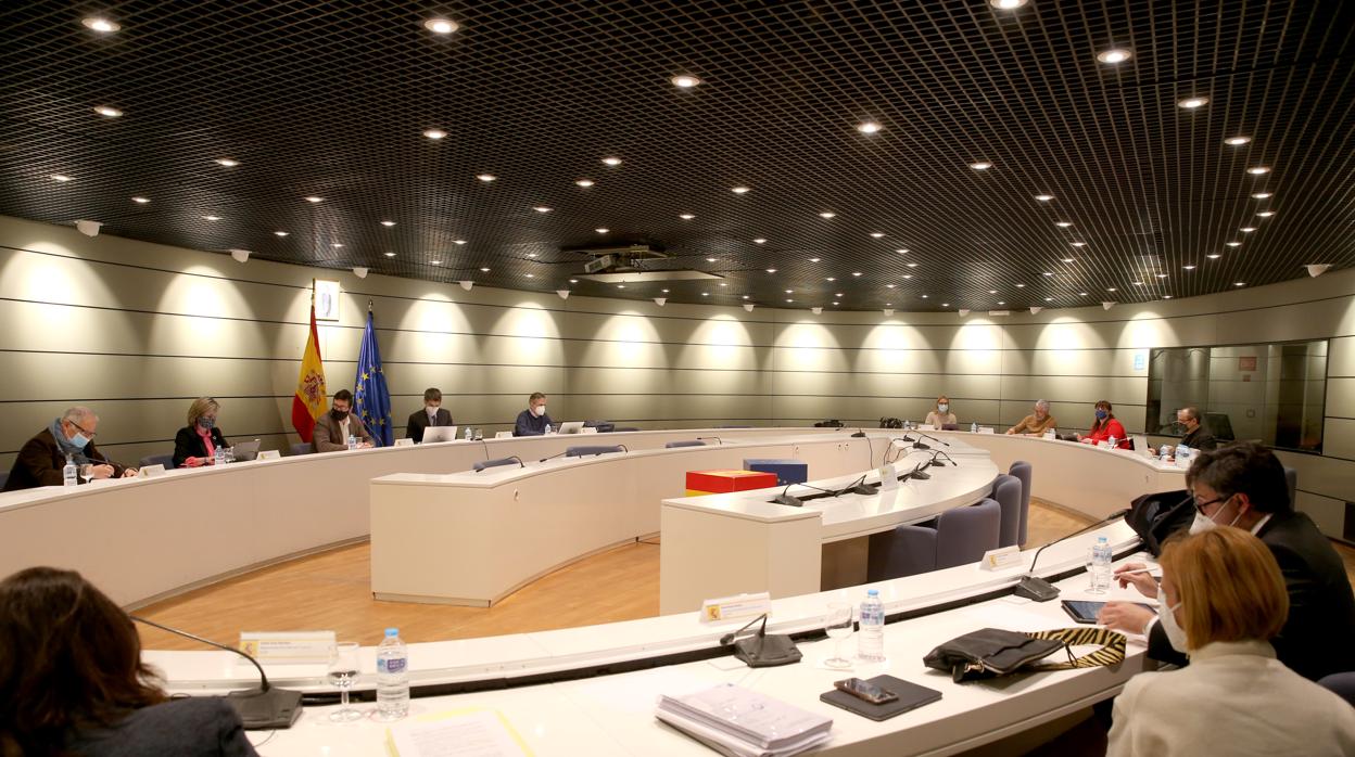 Imagen de la reunión de hoy de la comisión tripartita que negocia la prórroga de los ERTE