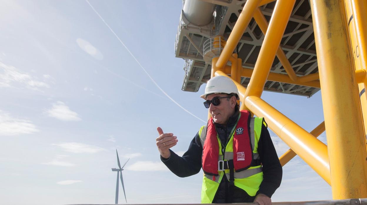 Ignacio Galán, presidente de Iberdrola, en el parque eólico marino de West of Duddon Sands