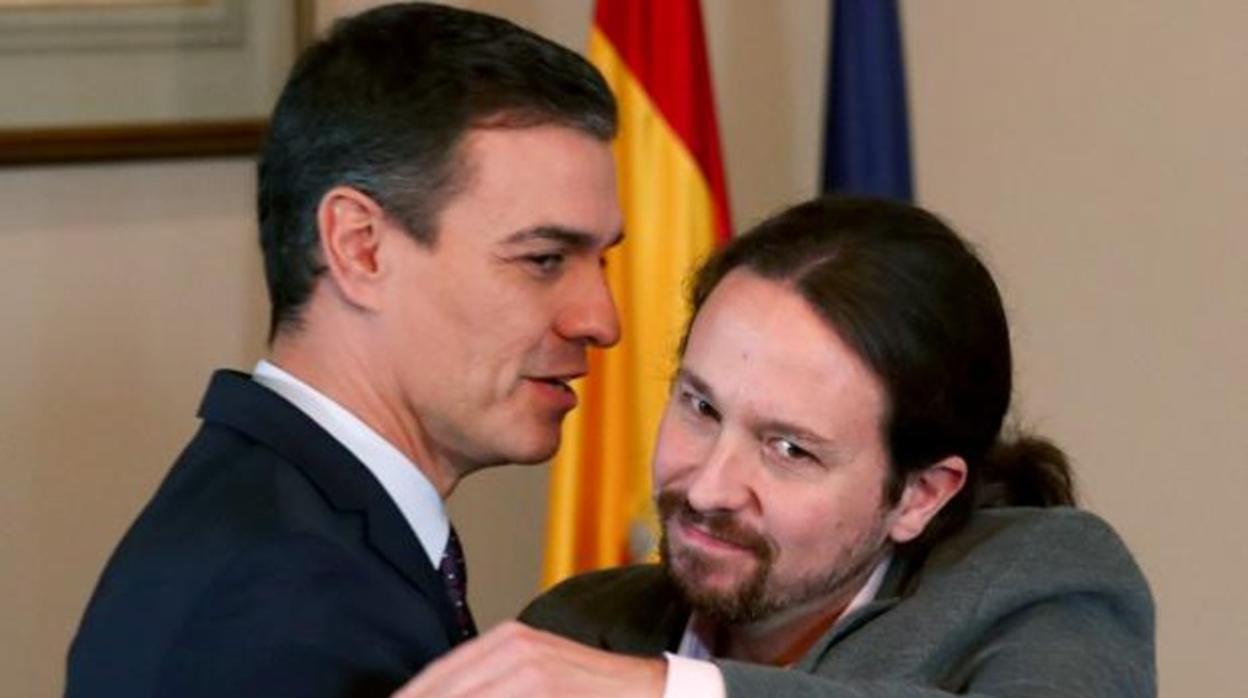 Sánchez e Iglesias se abrazan tras firmar el acuerdo de gobierno hace un año/ Vídeo: Ribera asegura que quedan «pendientes cosas» en la reforma del mercado eléctrico