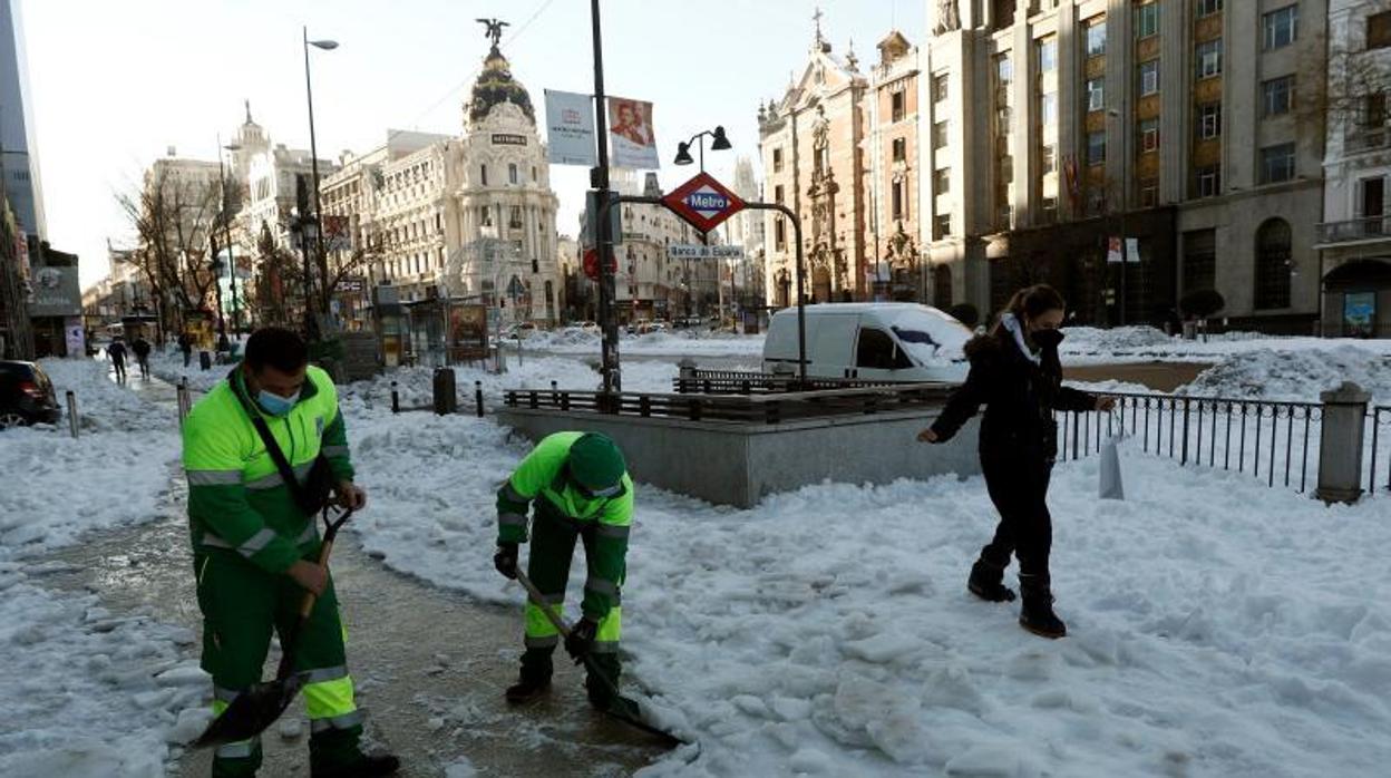 Labores de limpieza de la nieve en las calles de Madrid