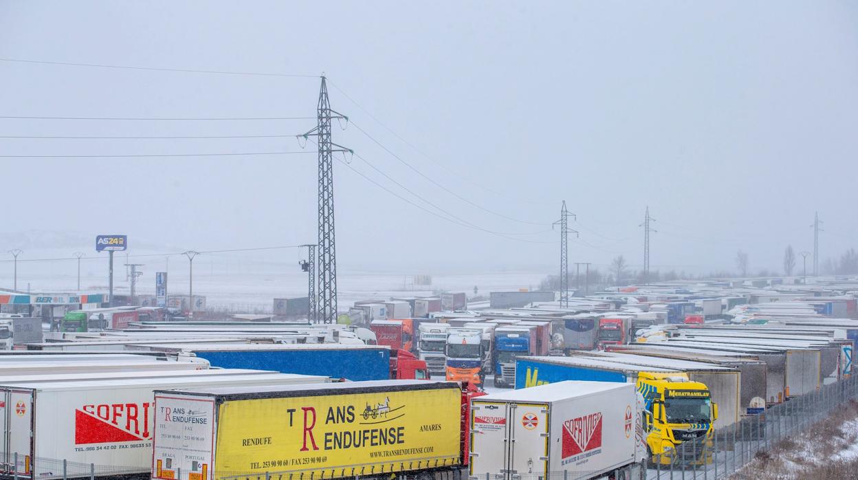 Camiones parados por la nieve