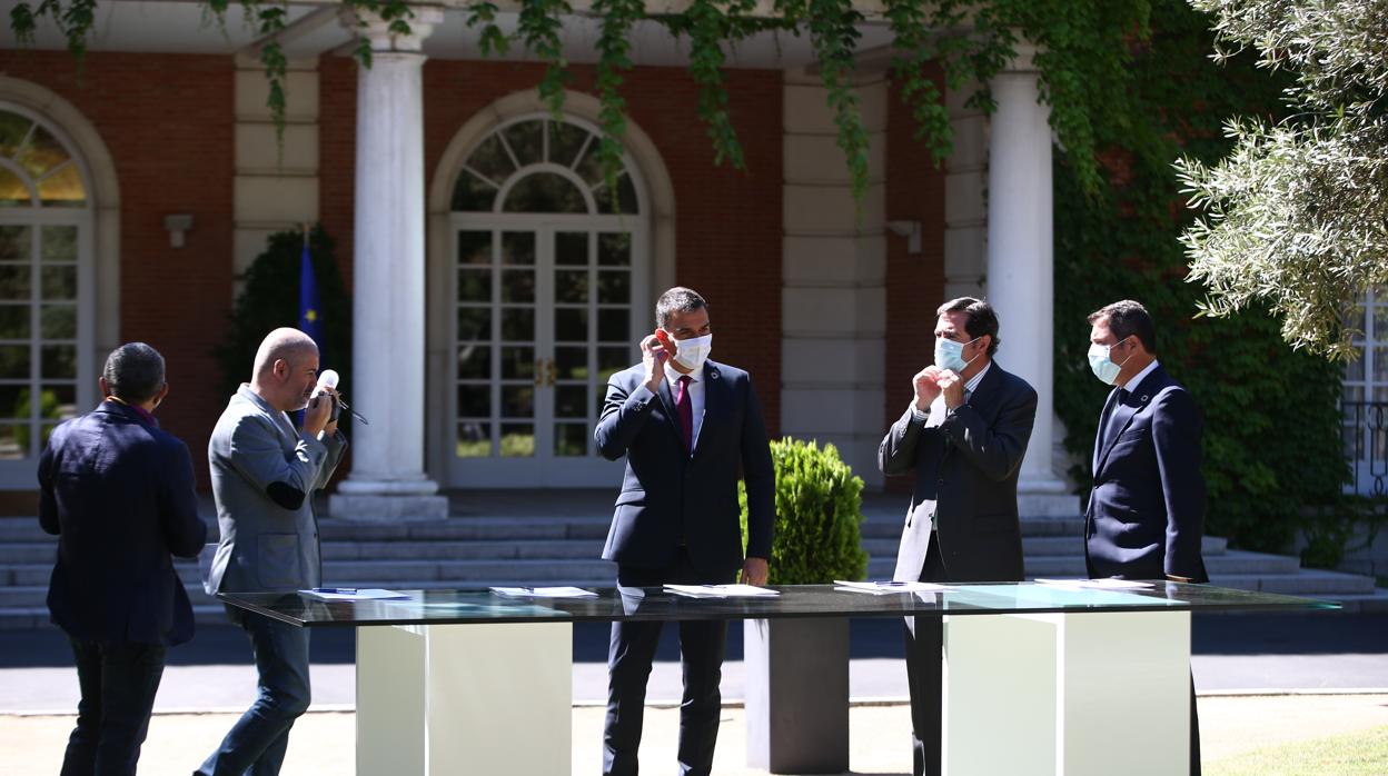 Pepe Álvarez (UGT) y Unai Sordo (CC.OO.) junto al presidente del Gobierno, Pedro Sánchez y Antonio Garamendi (CEOE) y Gerardo Cuerva (Cepyme)