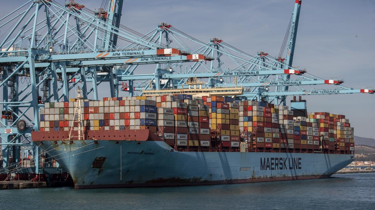 Barco cargado de contenedores en el puerto de Algeciras