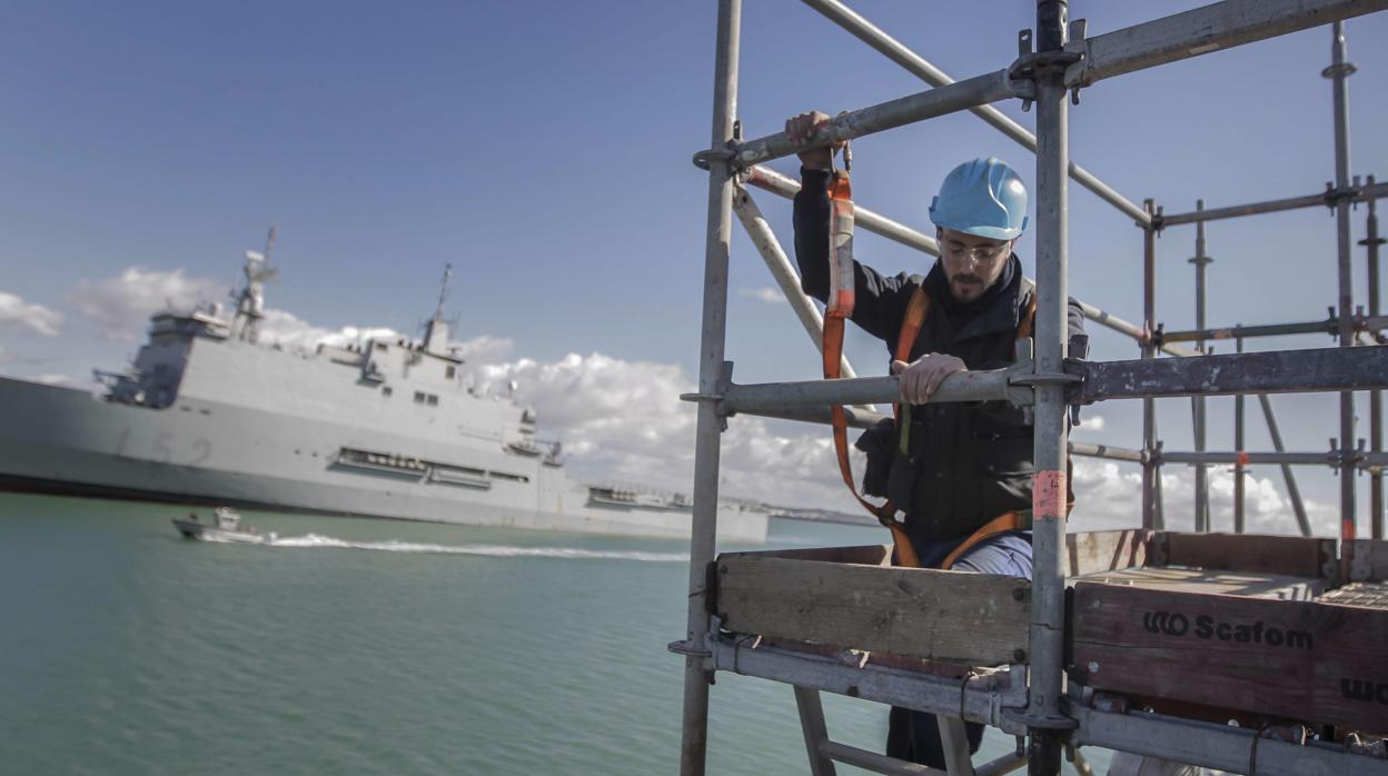 Un operario ante el buque «USS Ross», atracado en la Base Naval de Rota (Cádiz)