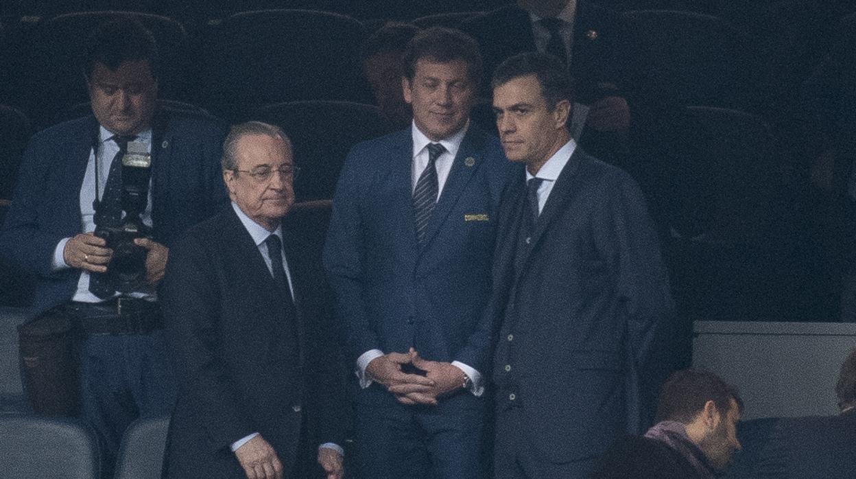 El presidente del Real Madrid, Florentino Pérez, y el presidente del Gobierno, Pedro Sánchez, en la final de la Copa Libertadores en el Santiago Bernabéu