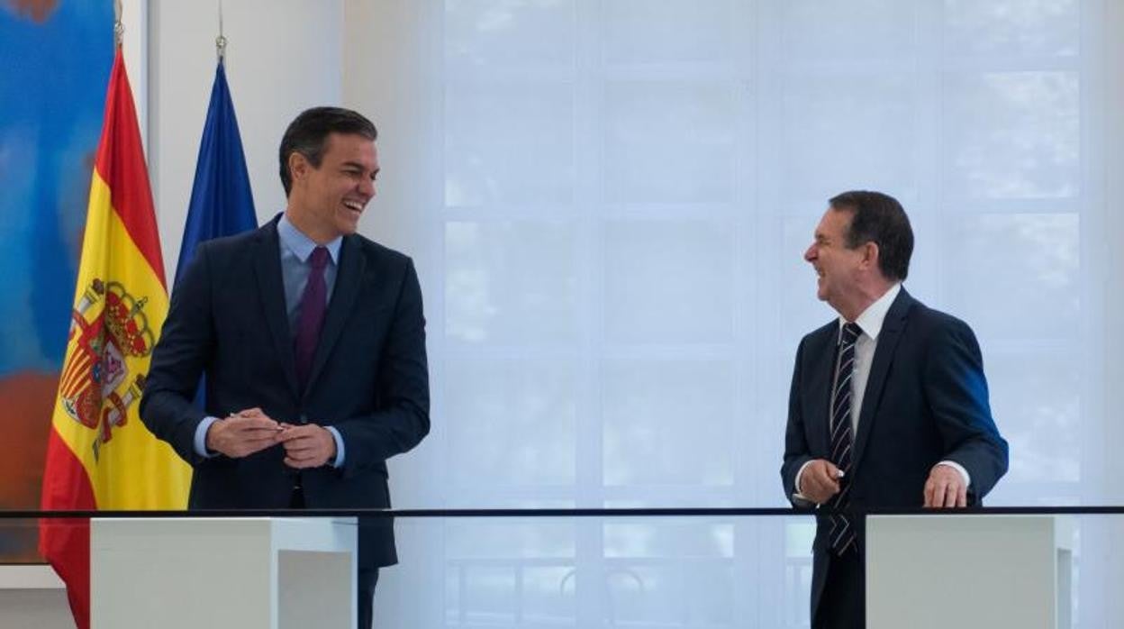 El presidente del Gobierno, Pedro Sánchez (izda) junto al alcalde de Vigoy presidente de la FEMP Abel Caballero