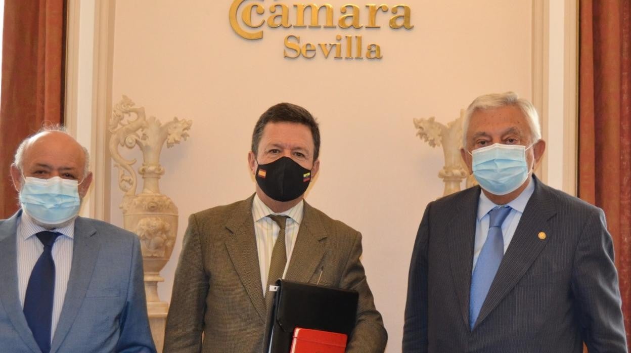 El cónsul de Ecuador en Sevilla, Hector Salgado; el embajador de Ecuador en España, Cristóbal Roldán, y el presidente de la Cámara de Comercio de Sevilla, Francisco Herrero