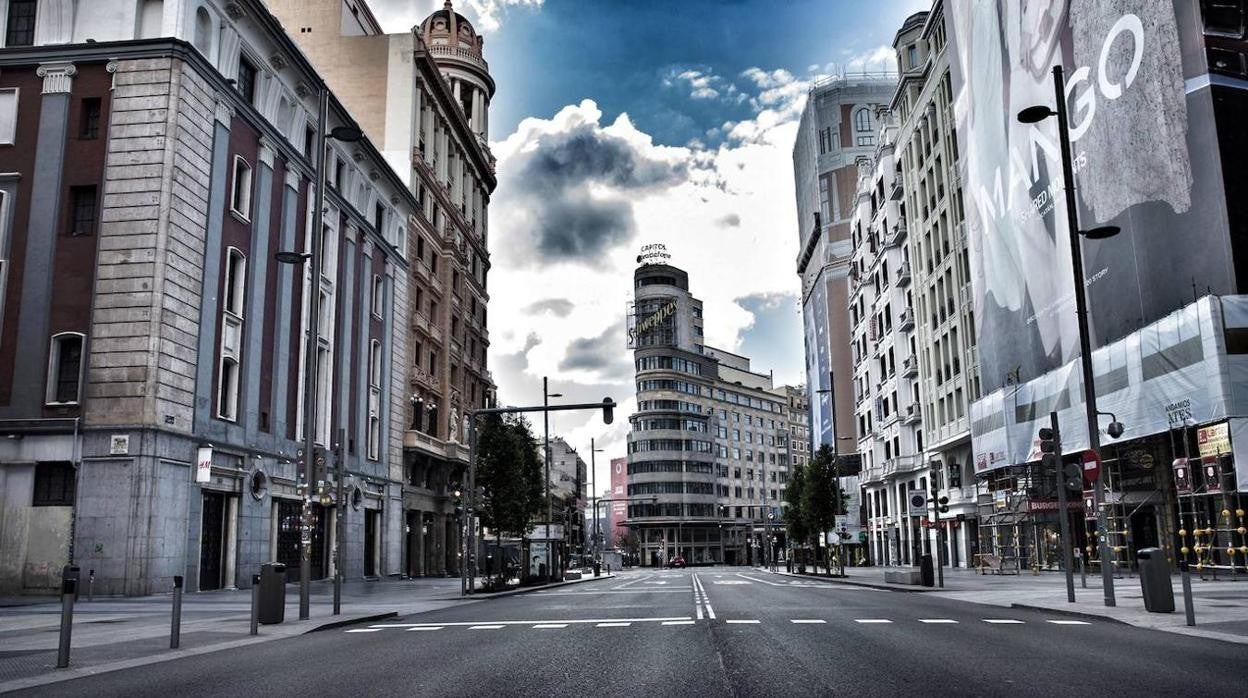 La Gran Vía madrileña, durante el confinamiento del año pasado