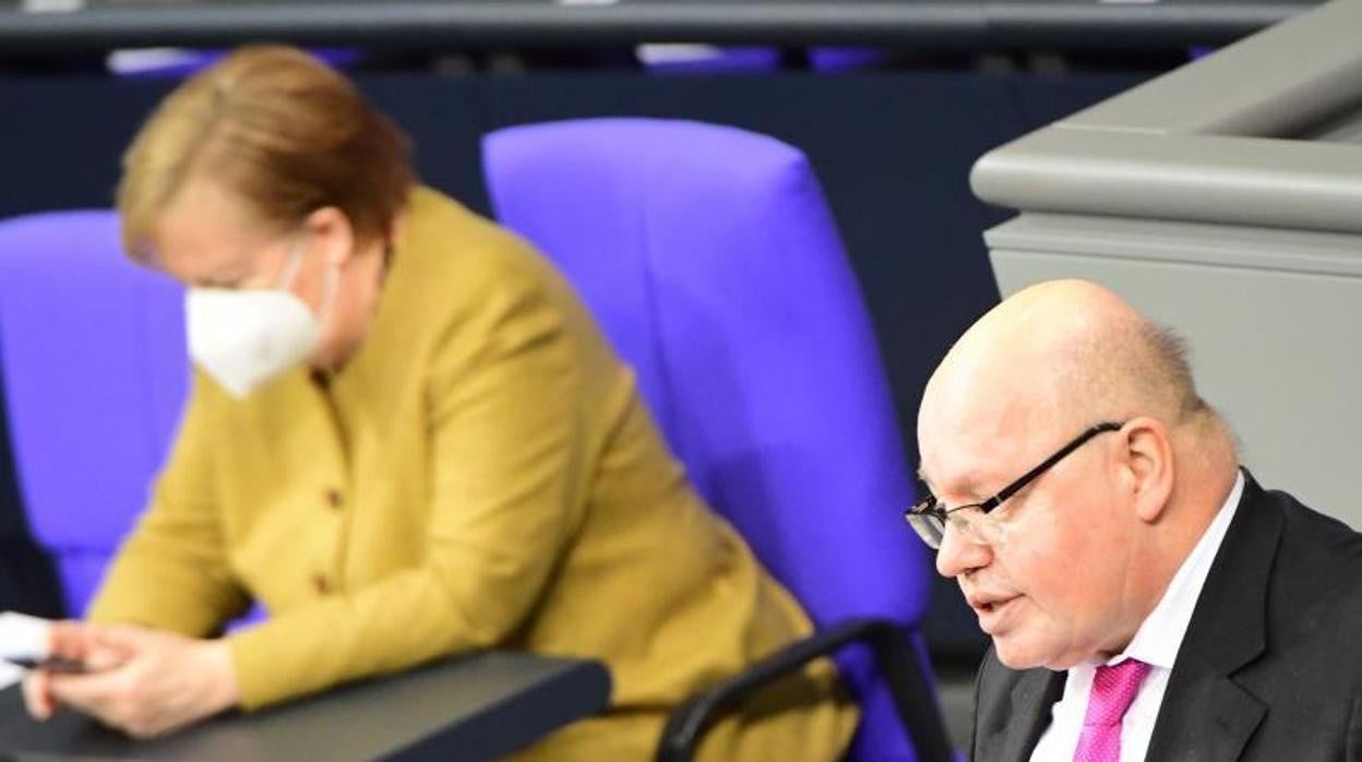 Merkel y el ministro federal de Economía, Peter Altmaier