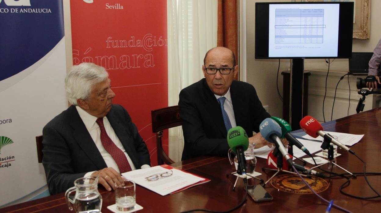 Francisco Herrero, presidente de la Cámara de Comercio de Sevilla,, y Francisco Ferraro, presidente del Observatorio Económico de Andalucía