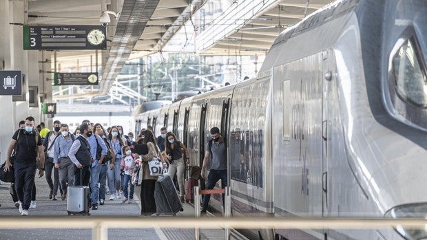 Los viajes en AVE cayeron un 66% y Renfe perdió la mitad de sus pasajeros en el año de la pandemia