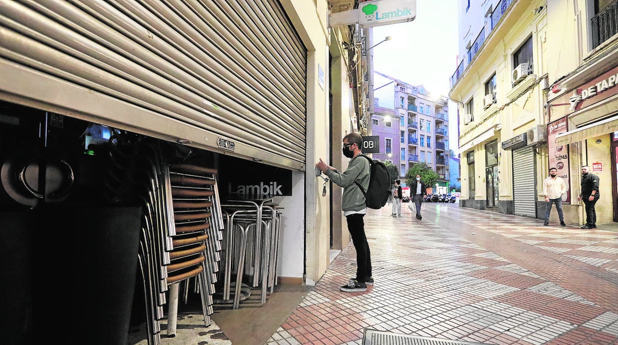 El cierre de comercios a las seis de la tarde ha lastrado el negocio de muchos comerciantes y hosteleros autónomos andaluces