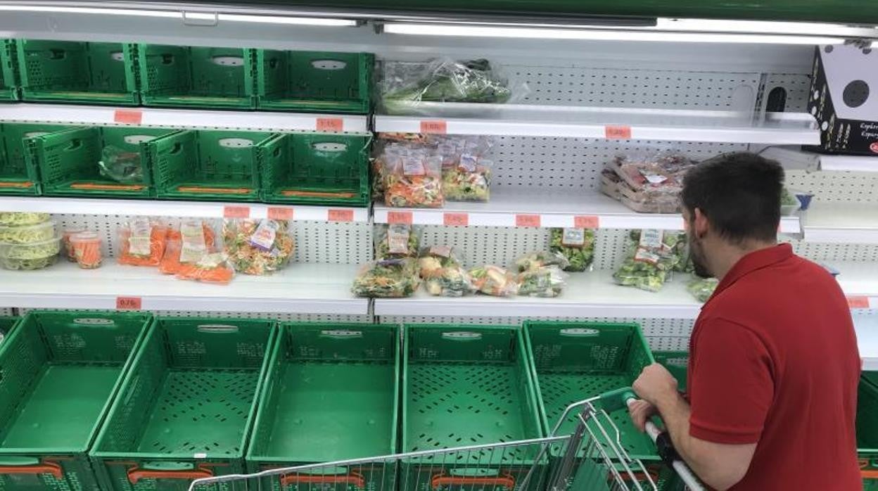 Estantes vacios en un supermercado el pasado marzo de 2020