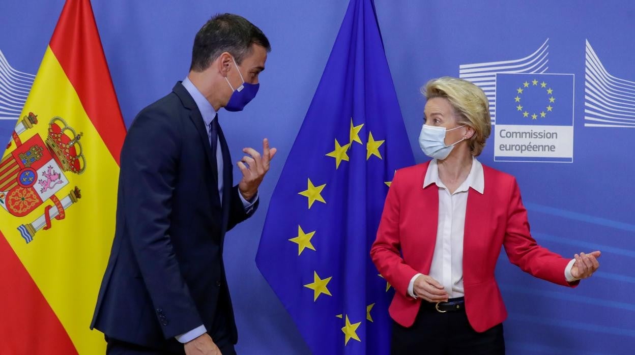 Pedro Sánchez, presidente del Gobierno español, y Ursula von der Leyen, presidenta de la Comisión Europea