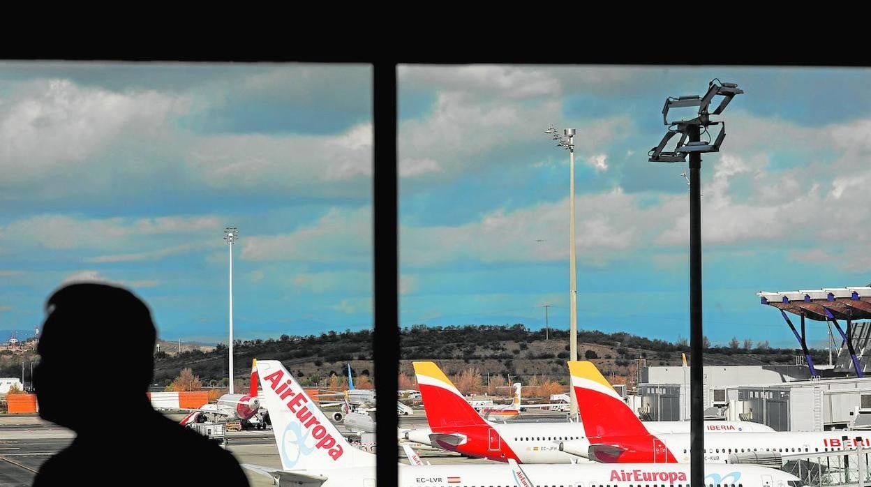 Aviones de Iberia y Air Europa están estacionados en el aeropuerto Adolfo Suárez Barajas en medio de la pandemia del coronavirus (COVID-19) en Madrid