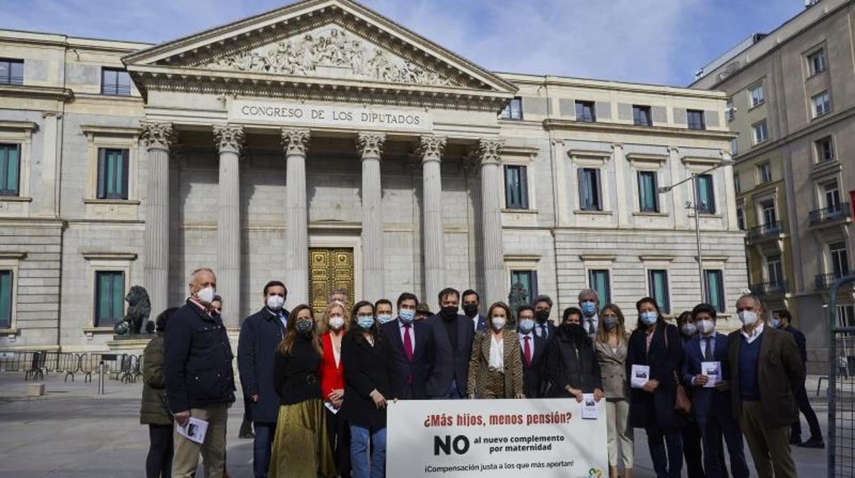 La cita con los agentes sociales coincidió en el día con las protestas de las familias numerosas ante el Congreso contra los recortes