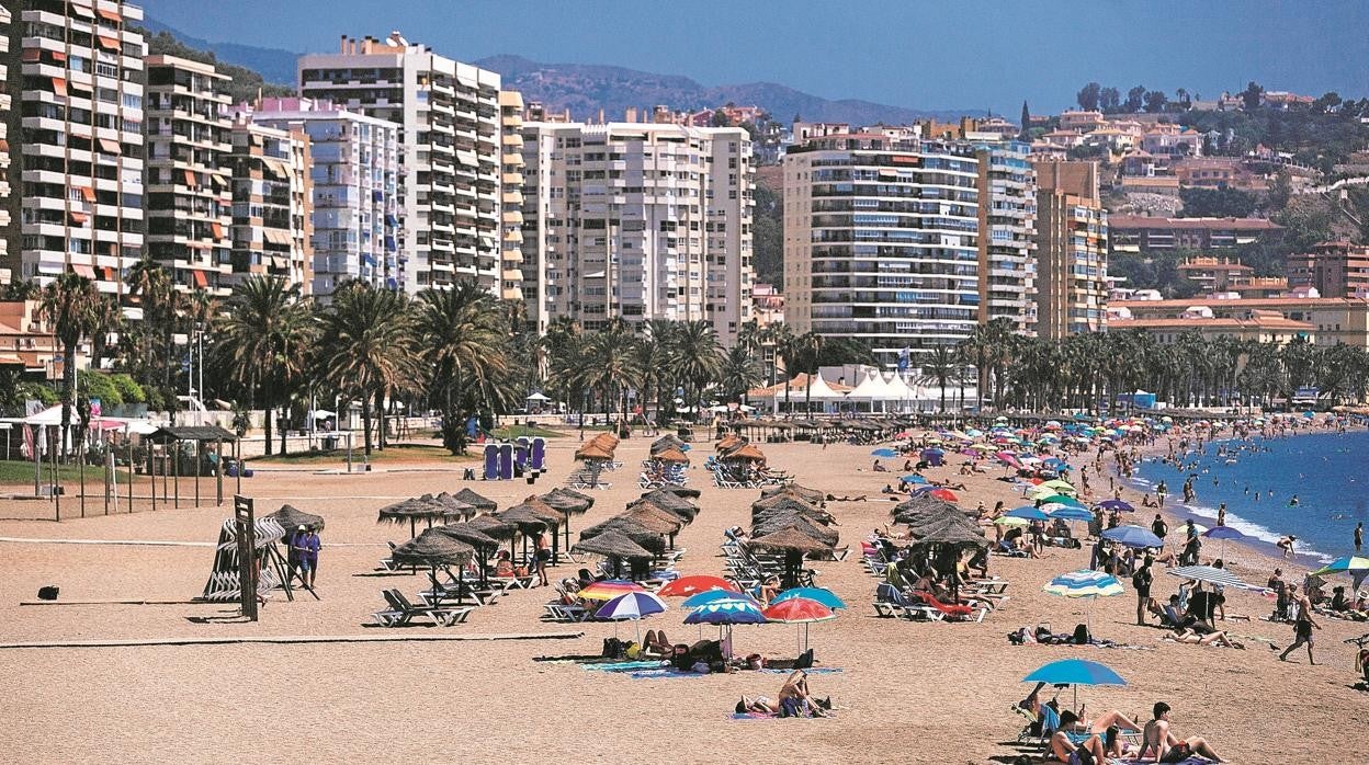 El sector servicios ha sido el único que ha ganado peso en Andalucía desde 1986. En la imagen, la playa de La Malagueta en la capital de la Costa del Sol