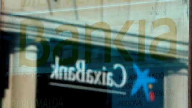 Caixabank rescata solo a dos directivos de Bankia en la fusión