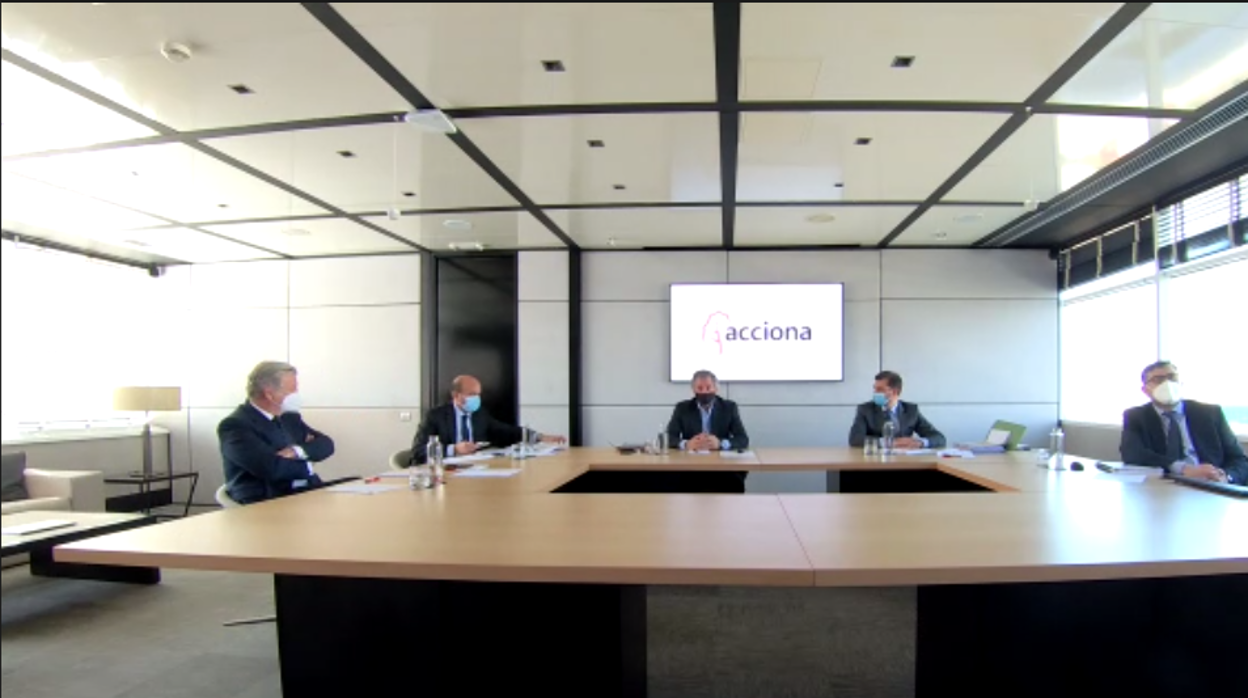 José Manuel Entrecanales, en el centro, esta mañana en una videoconferencia