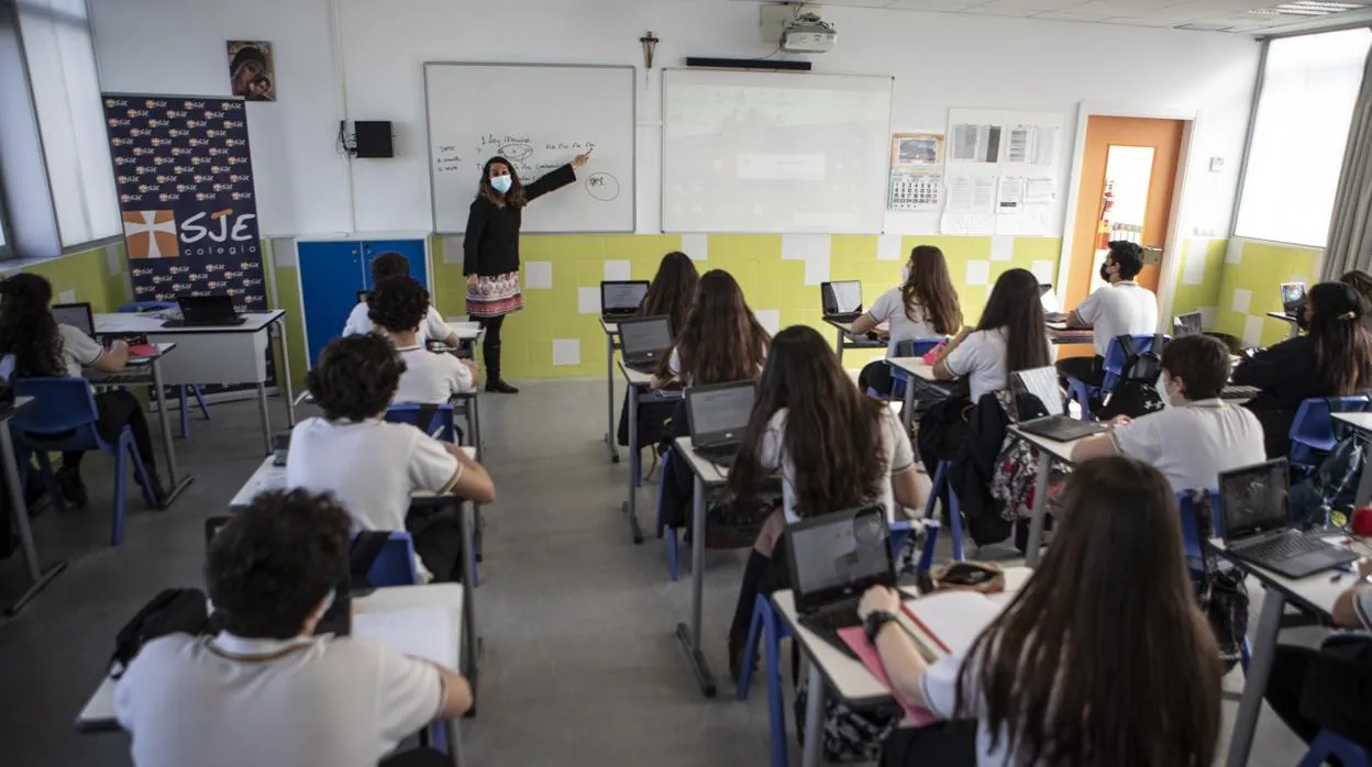 Un grupo de estudiantes del colegio San Juan Evangelista (SJE) de Madrid atiende durante una clase de Biología
