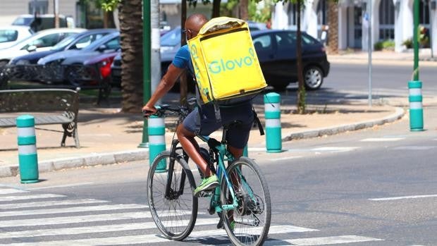 Glovo, Deliveroo y el resto de plataformas tendrán tres meses para dar de alta a sus ‘riders’