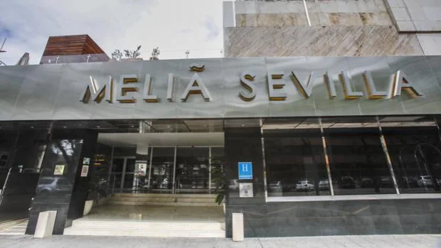 Meliá pierde 595 millones de euros y valora vender hoteles para reducir su deuda de 2.603 millones