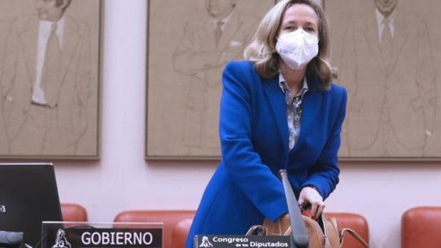 Calviño apuesta por establecer el pasaporte de vacunación antes del verano