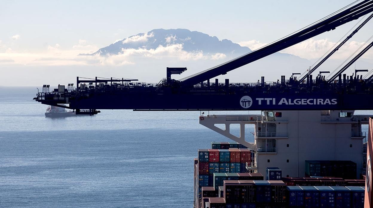 Imagen parcial de las instalaciones de la terminal TTI Algeciras, con el Estrecho al fondo