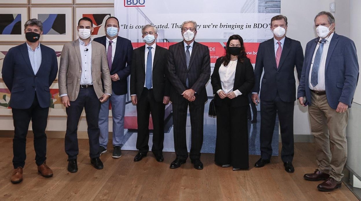 El consejero Rogelio Velasco, en el centro, con los participantes en la presentación del informe