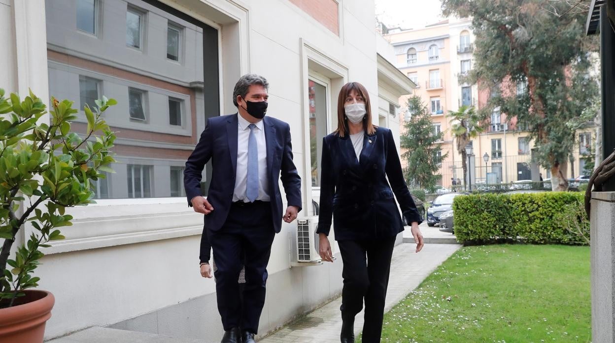 El ministro de Seguridad Social, José Luis Escrivá, y la vicelendakari segunda, Idoia Mendía