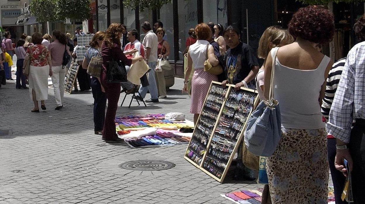 Venta ambulante en una calle de Sevilla