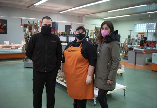 Isidre, Mariya e Imma en la carniceria de el primero