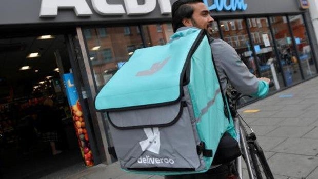 Deliveroo festeja su salida a Bolsa con 18 millones para sus 'riders' a pesar de las pérdidas