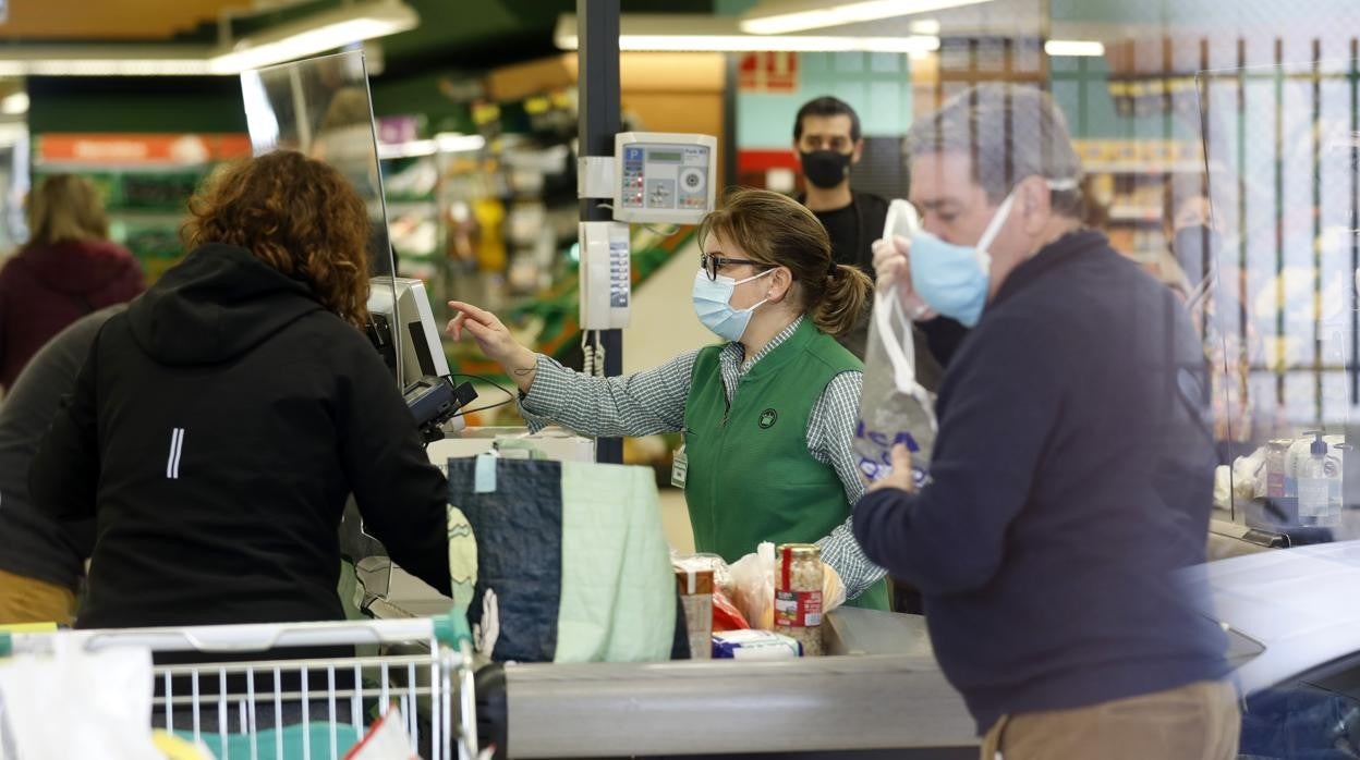 Una cajera de Mercadona atiende a los clientes en un supermercado de Córdoba