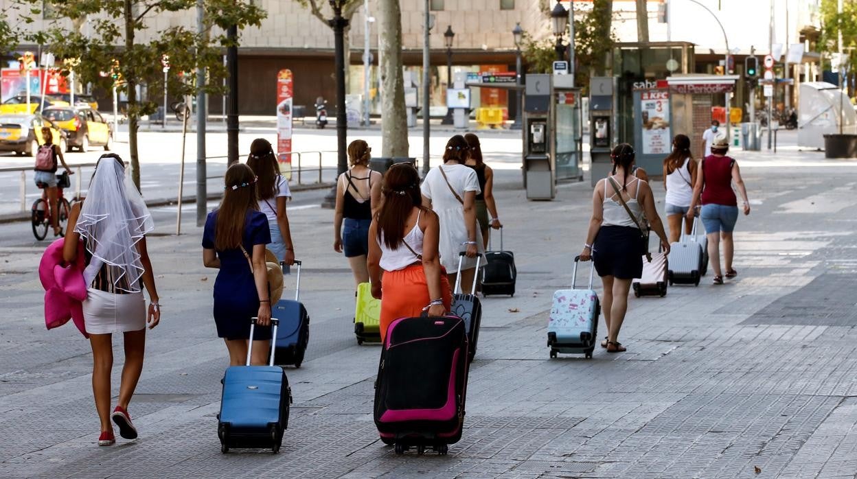 Varias turistas caminan por la Plaza Cataluña de Barcelona